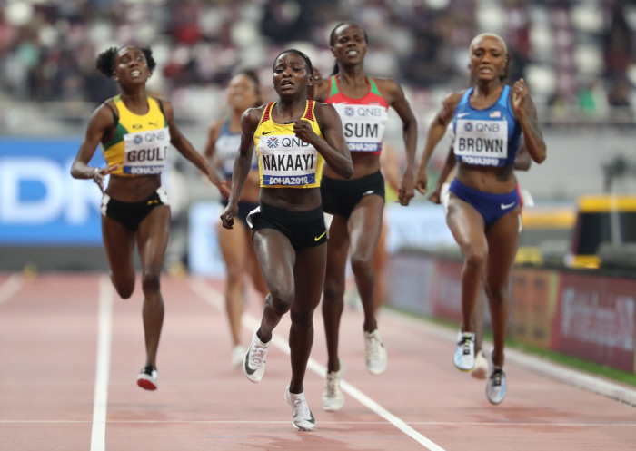 L’Ougandaise Halimah Nakaayi s’est imposée en finale du 800 m ce lundi soir dans le Stade Khalifa de Doha, en l'absence de la grande favorite Semenya.
