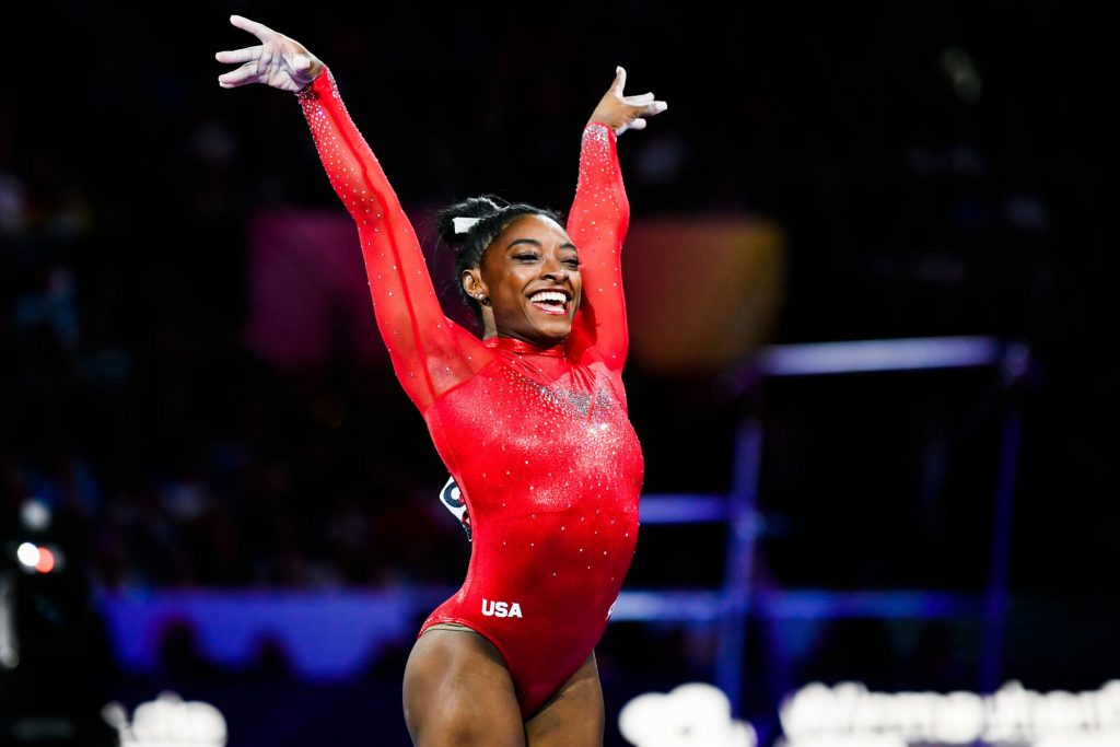 La gymnaste américaine Simone Biles s’est attaquée au « handstand challenge », un défi qui consiste à enlever son pantalon la tête en bas, sur les mains. 