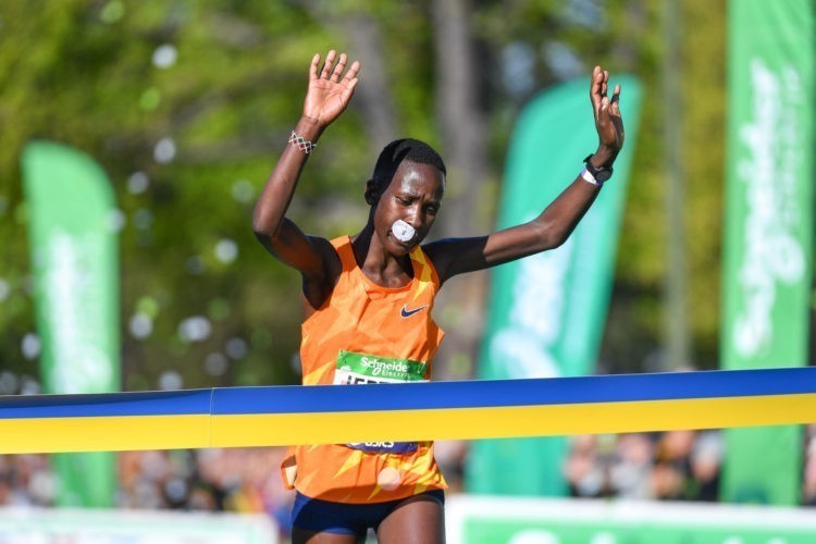 Athlétisme – La Kényane Judith Jeptum s&rsquo;offre le marathon de Paris et un nouveau record !