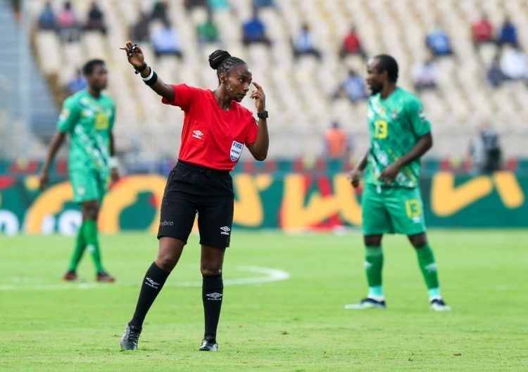 Football : La Rwandaise Salima Mukansanga va devenir la première femme africaine à arbitrer au Mondial !