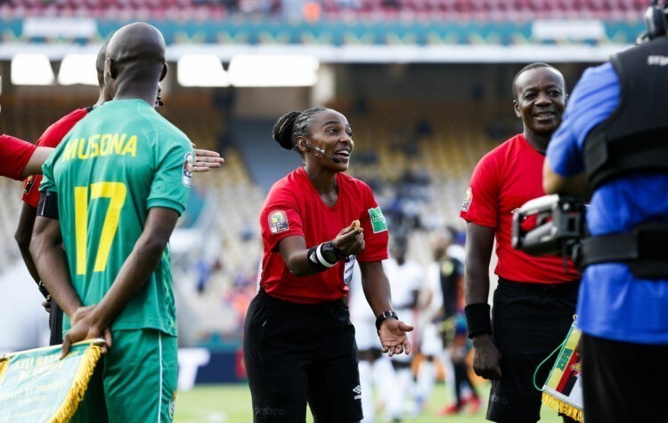 Football – Salima Mukansanga devient la première femme africaine à arbitrer au Mondial !