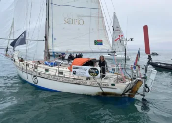 Golden Globe Race : La Sud-Africaine Kirsten Neuschäfer devient la première femme à remporter une course autour du monde en solitaire