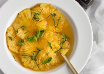 Recette légère : carpaccio d’ananas, infusion au miel de moringa