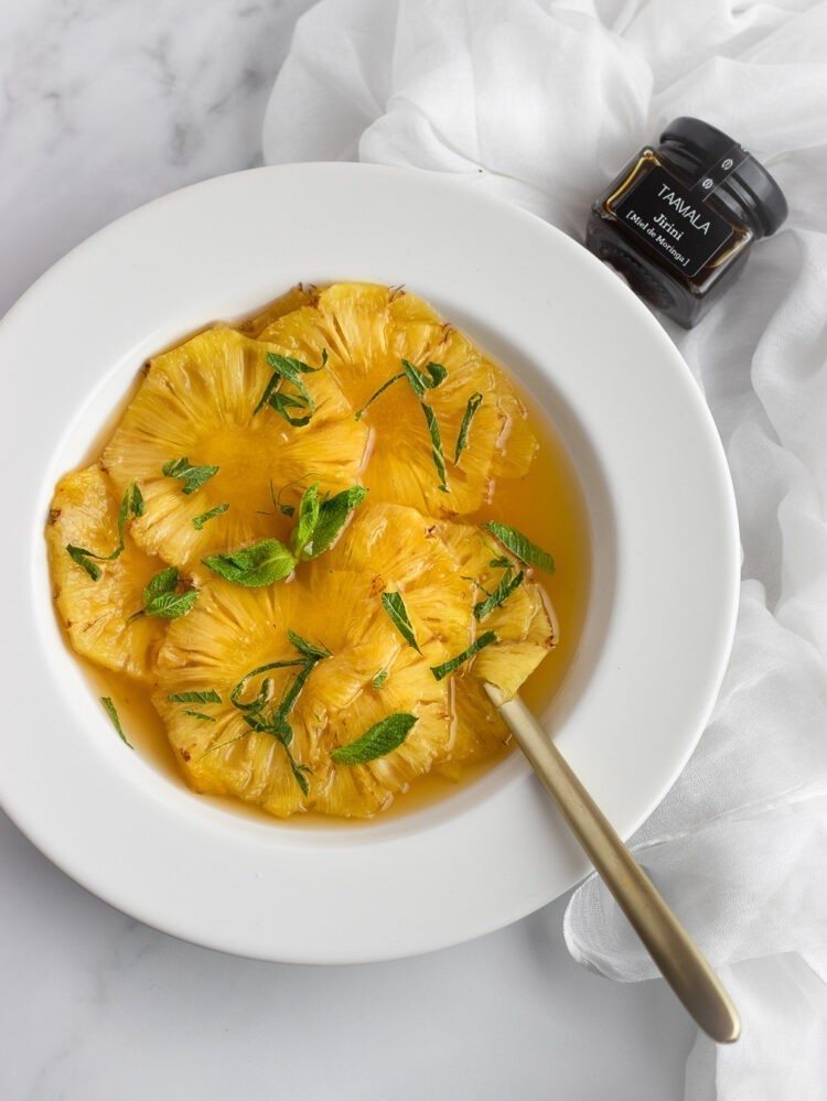 Recette légère : carpaccio d’ananas, infusion au miel de moringa