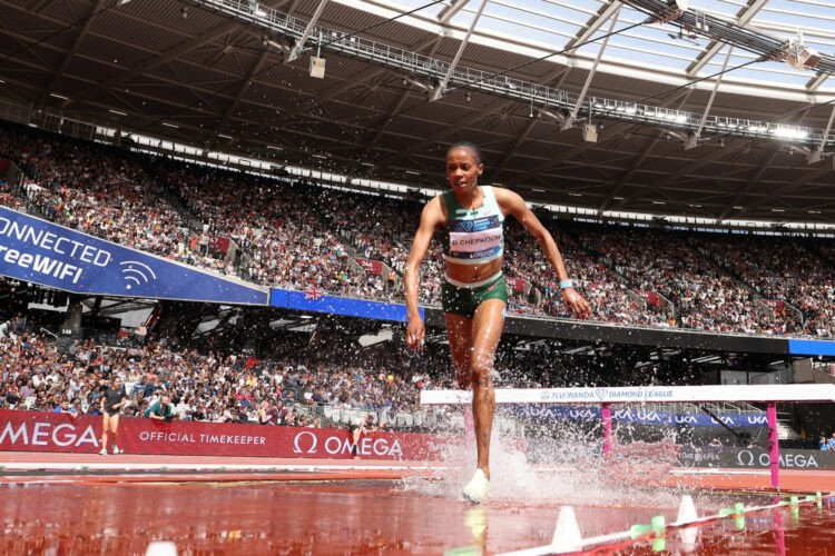 Athlétisme – La Kényane  Beatrice Chepkoech établit un nouveau record mondial du 2000 m steeple
