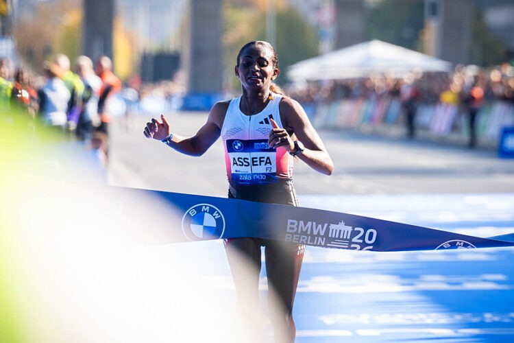 Marathon de Berlin – Tigst Assefa a bouclé la course avec une rupture totale du tendon d’Achille